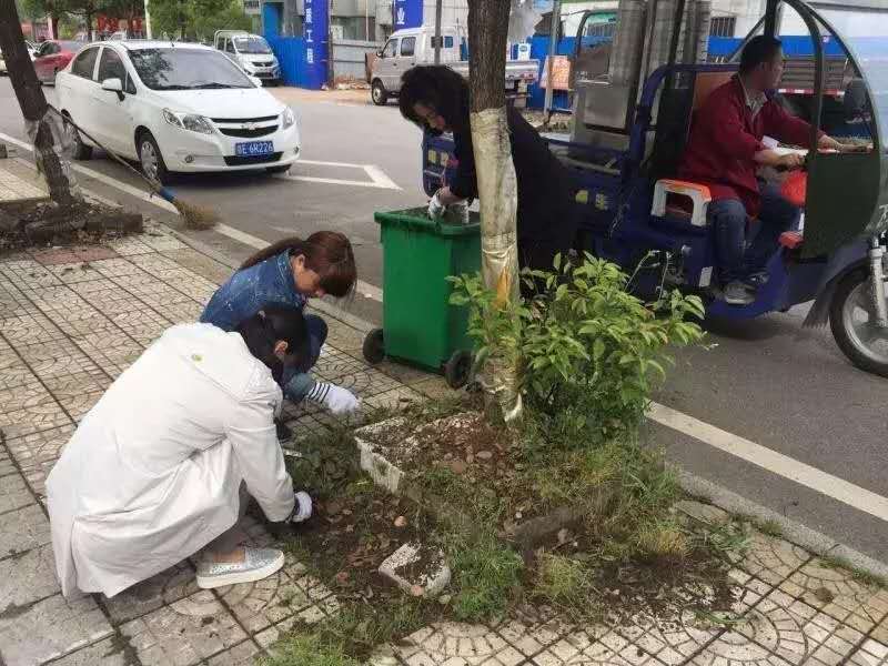 擼起袖子加油干 美化車城創(chuàng)佳績 ——月亮灣管委會迎“五一”美化...