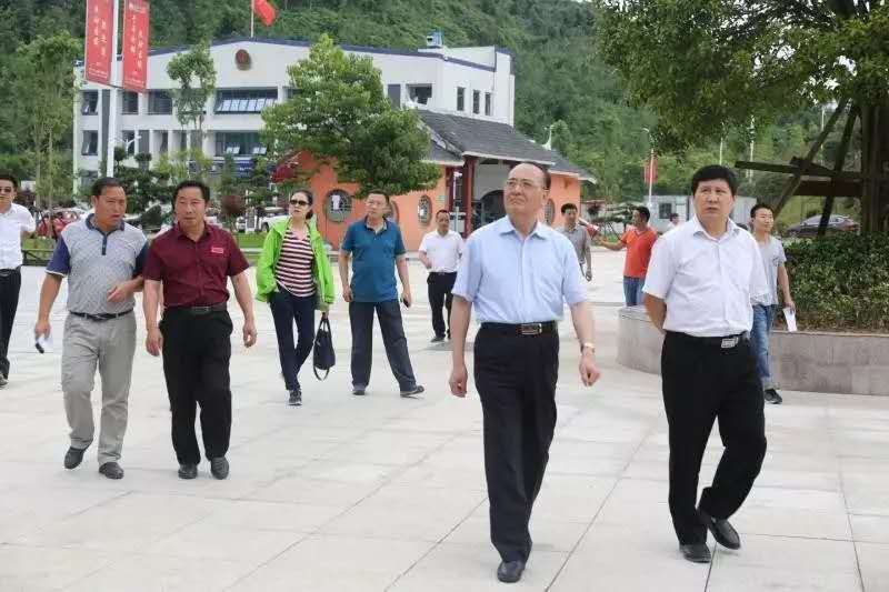 青海省人大常委副主任曹文虎一行到朱砂古鎮(zhèn)考察