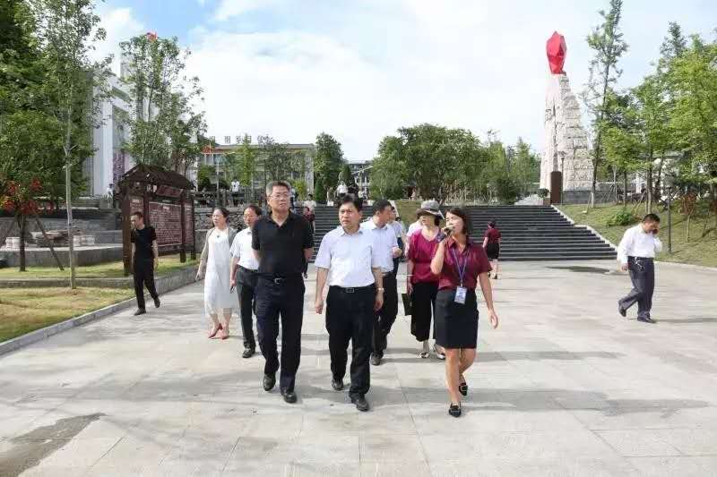 貴州省人大常委會副主任王世杰到朱砂古鎮(zhèn)考察