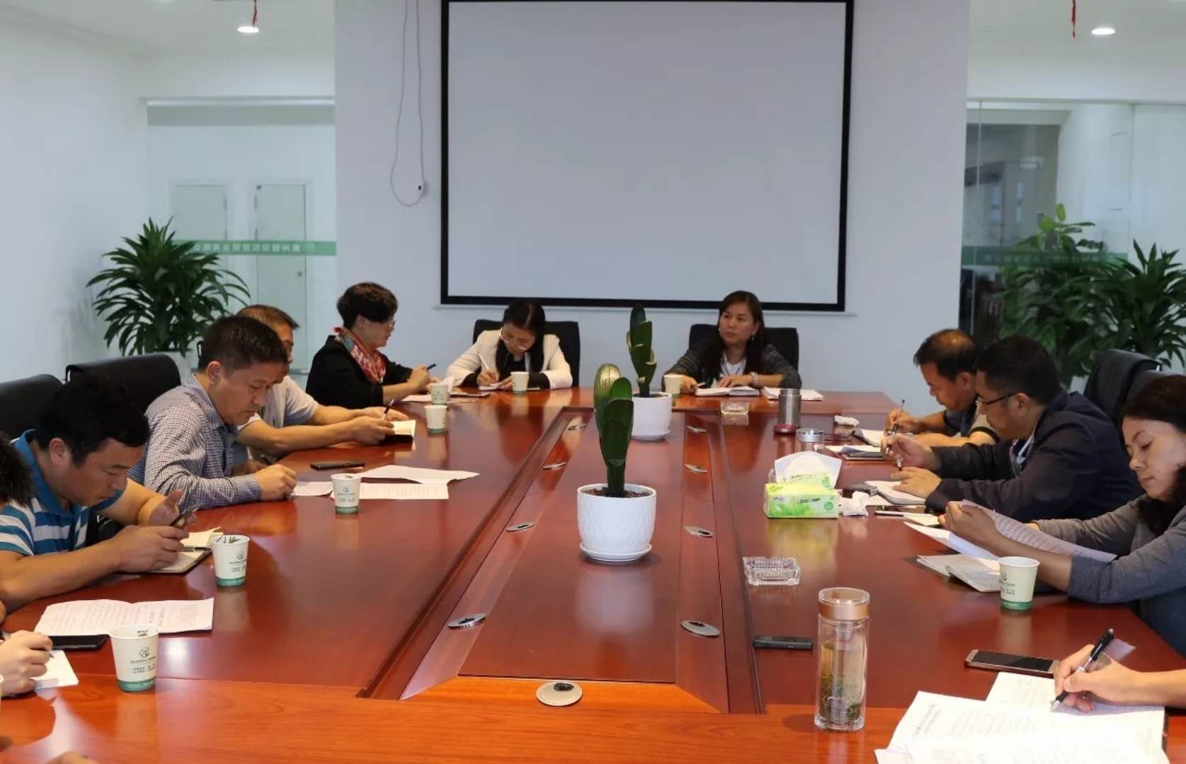 貴州凱里市王建勇副市長就加快銀田農(nóng)產(chǎn)品物流園的建設(shè)主持召開現(xiàn)...