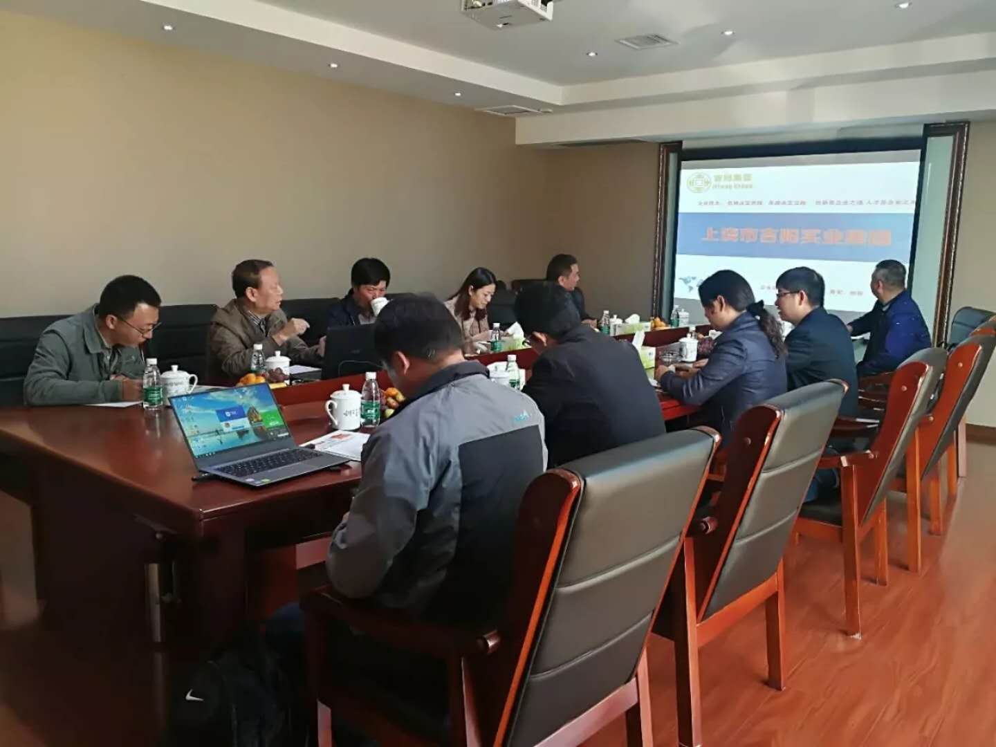 云南省曲靖市沾益區(qū)區(qū)人大常委會主任高朝花一行到月亮灣汽車城考...
