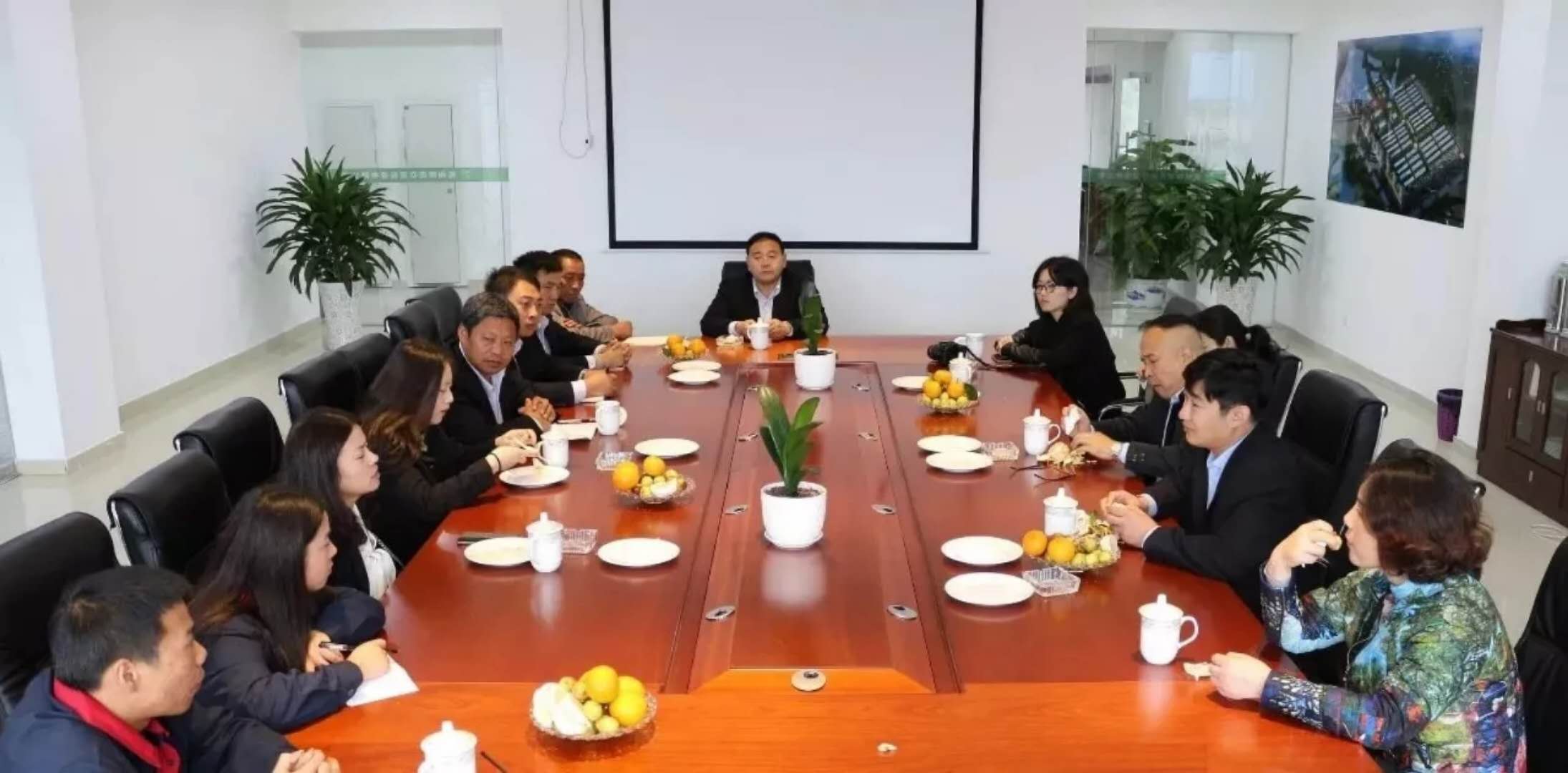 中國(guó)中醫(yī)藥報(bào)社社長(zhǎng)兼總編輯王淑軍一行來萬考察