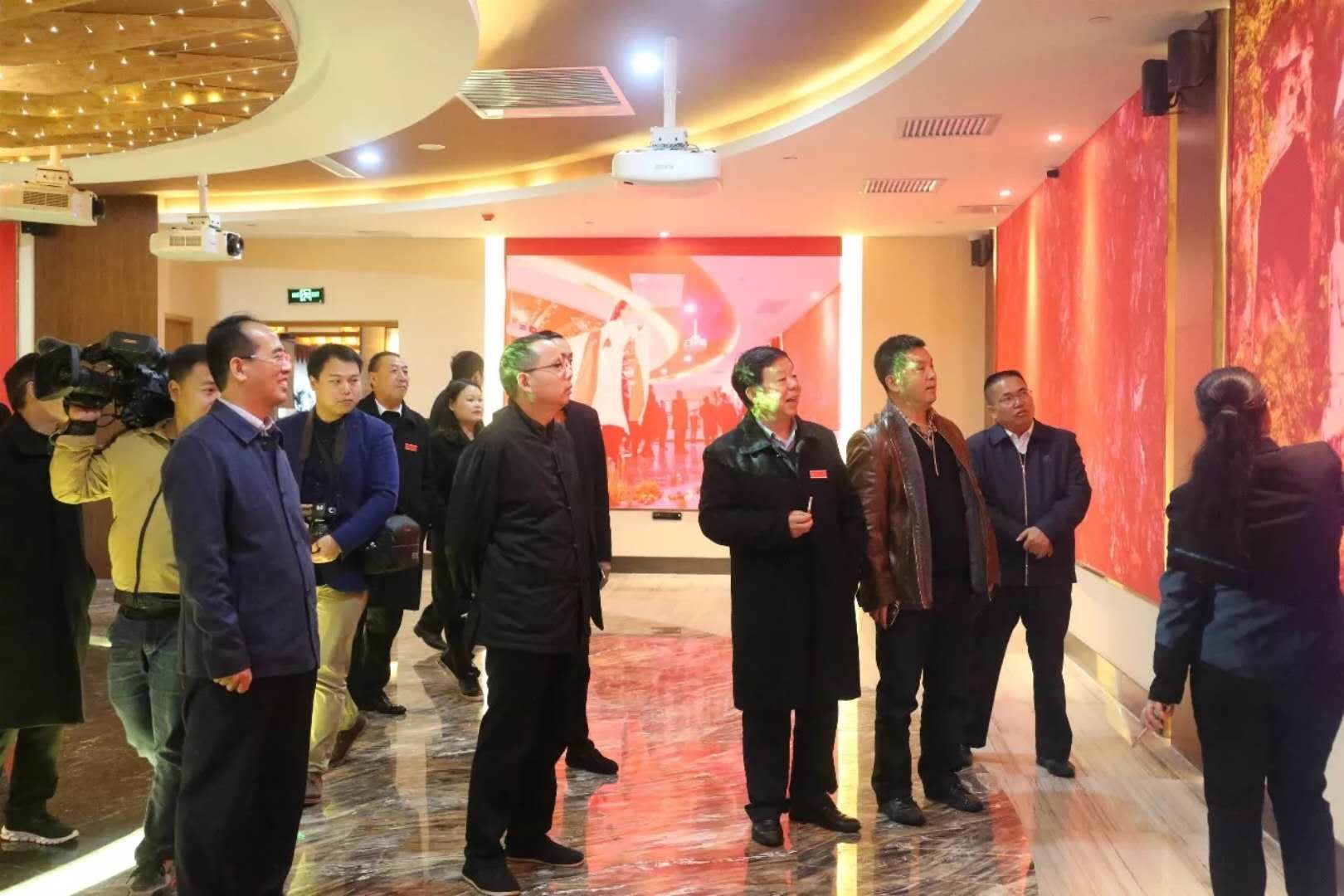 貴州省文聯(lián)主席歐陽黔森一行到朱砂古鎮(zhèn)調(diào)研