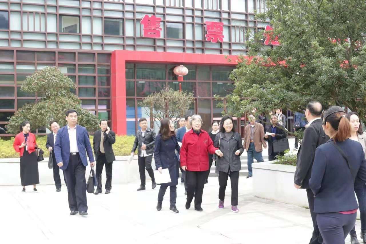 中國關(guān)工委常務(wù)副主任劉雅芝一行到朱砂古鎮(zhèn)調(diào)研