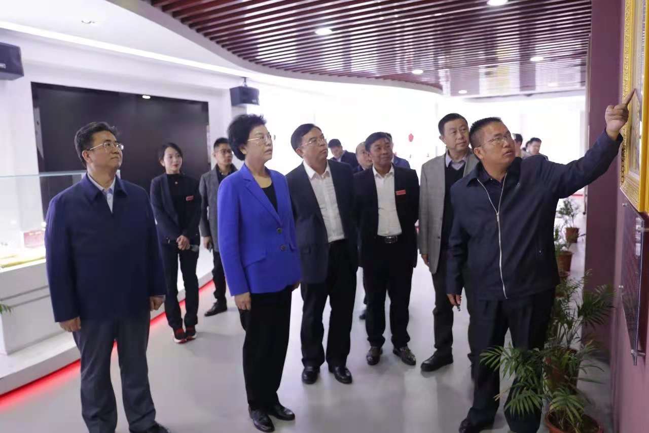 國家民委黨組副書記、副主任劉慧一行到朱砂古鎮(zhèn)調(diào)研