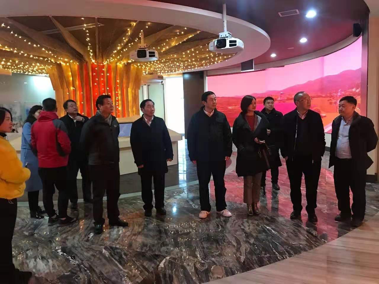 國際山地旅游聯(lián)盟執(zhí)行秘書長傅迎春一行到朱砂古鎮(zhèn)調(diào)研